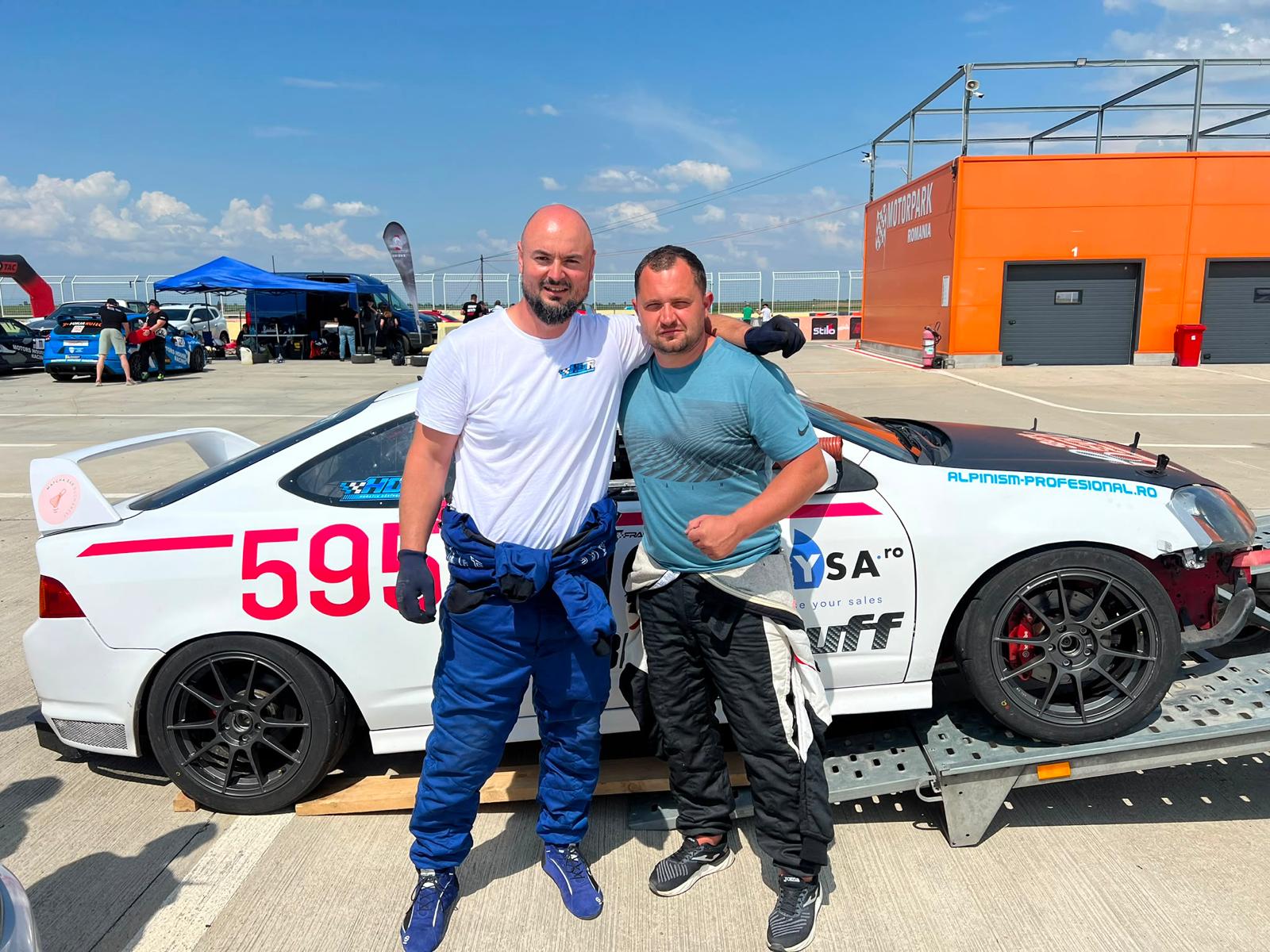 Alex și Horațiu lângă mașina de curse cu numărul 595